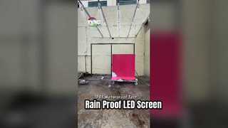 Écran LED classé IP65 soumis à une simulation de pluie